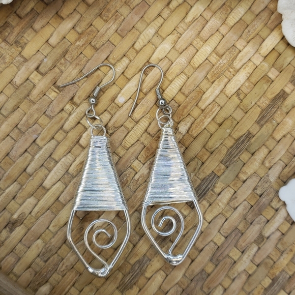 2/$15 NWT fashion drop earrings - Picture 3 of 4